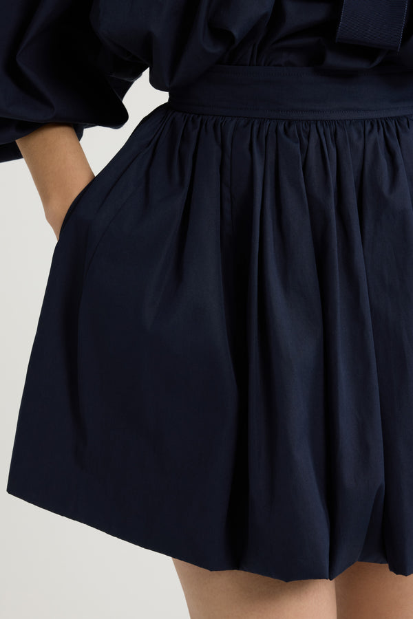Patou - Mini-Ballonrock aus Bio-Baumwolle - Navy Black - Schwarzblauer Rock aus Bio-Baumwolle. Kurz geschnitten. Stark gebauschte Form. Hoher Taillenbund. Reißverschluss.