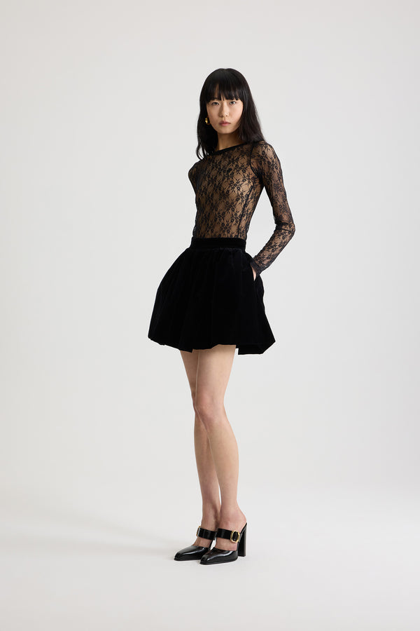 Patou - オーガニックコットンのブルーマー効果ミニスカート - Black - ミニスカート 黒、オーガニックコットンベルベットのミニスカート。 ブルマー効果。 この作品は、ギヨーム・アンリがデザインした「イブニング」カプセルコレクションからのもので、特別な機会をスタイルと洗練さで永遠のものにします。