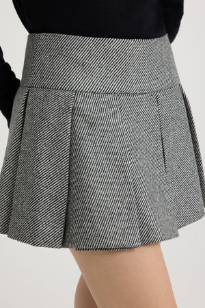 Jupe courte plissée en laine texturée