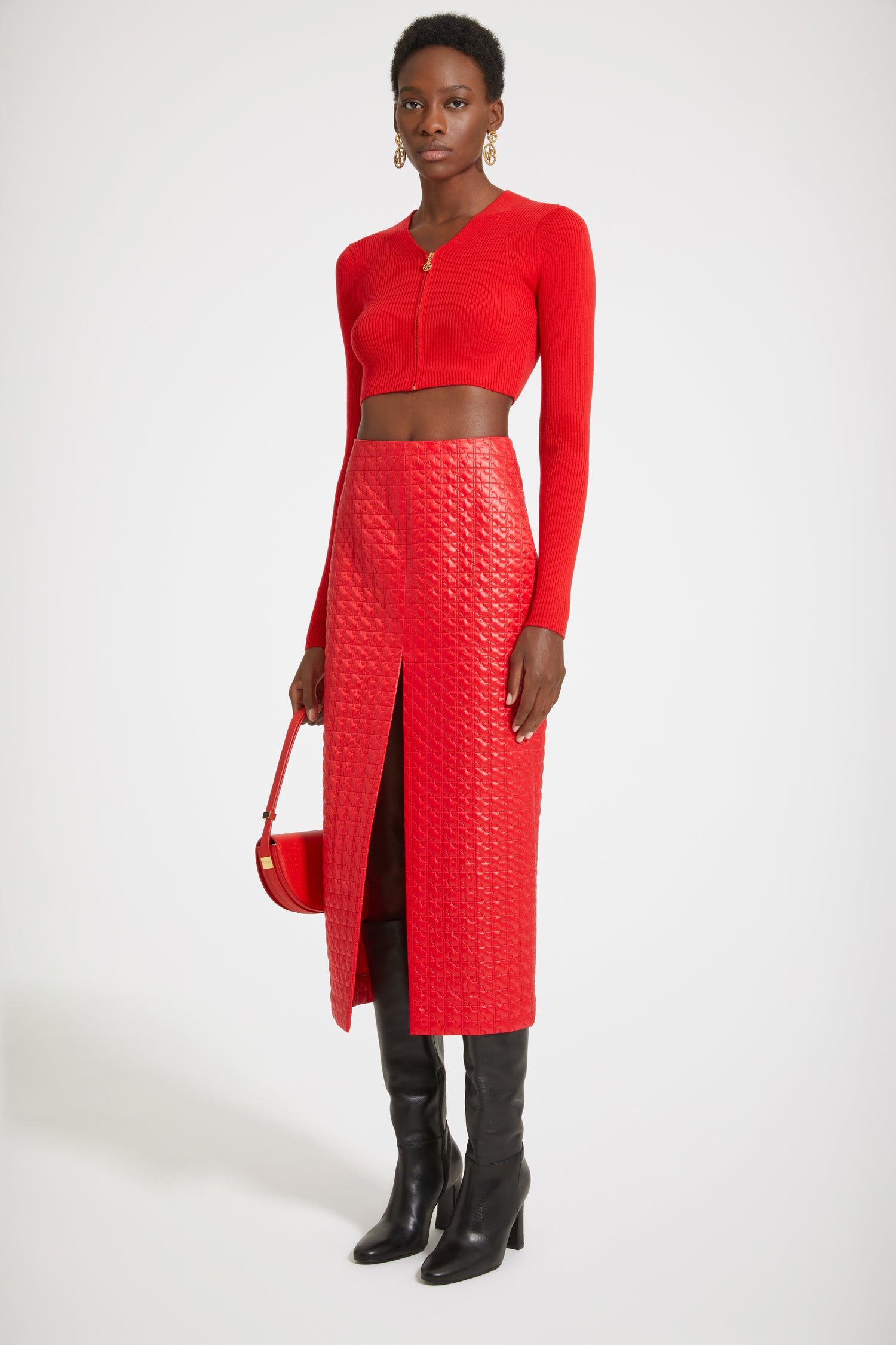 Patou - Gonna midi con zip in nylon trapuntato sostenibile - Red Ski Slope - Lo zip JP trasforma la silhouette.Gonna in nylon sostenibile rosso. Matelassé JP. Lunghezza midi. Vestibilità aderente. Spacco alto sul davanti. Zip doppio cursore sul retro per modificare la silhouette. Pinces sul retro.Vestibilità aderente in vita.