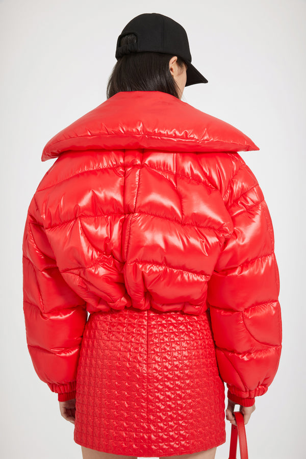 Patou - 친환경 퀼팅 나일론 소재의 미니 스커트 - Red Ski Slope - 파투 미니의 맥시 크러쉬!친환경 레드 퀼틴 나일론 스커트. 시그니처 JP 퀼팅. 짧은 기장. 뒷면의 지퍼 여밈.