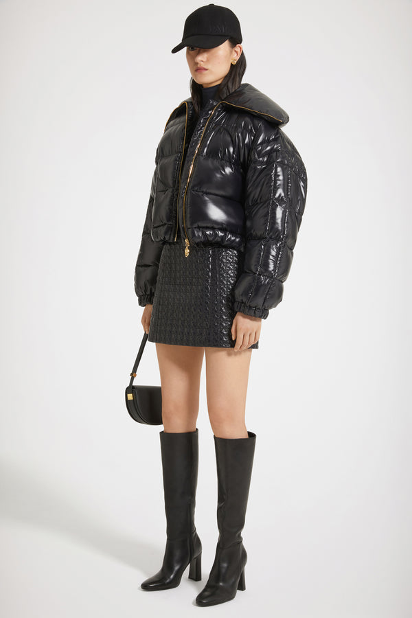 Patou - 친환경 퀼팅 나일론 소재의 미니 스커트 - Black Ski Slope - 파투 미니의 맥시 크러쉬!친환경 블랙 나일론 스커트. 시그니처 JP 퀼팅. 하이 웨이스트. 짧은 기장. 뒷면의 지퍼 여밈.