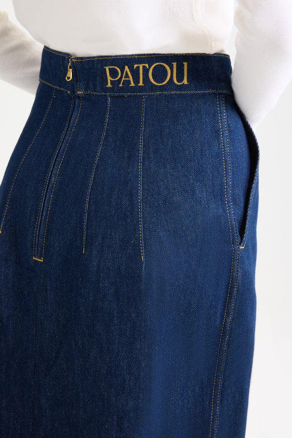 Patou - Gonna midi con spacco in denim bio - Rodeo Blue - Lo spacco inaspettato.Gonna in denim di cotone bio blu rodeo. Vita alta. Lunghezza midi. Vestibilità aderente con pinces sul retro. Medaglione oro inciso Patou sul davanti. Passanti per cintura. Spacco alto sul davanti. Tasche ai lati. Zip sul retro. Patou ricamato in vita.Vestibilità aderente in vita.The ornament can be removed.