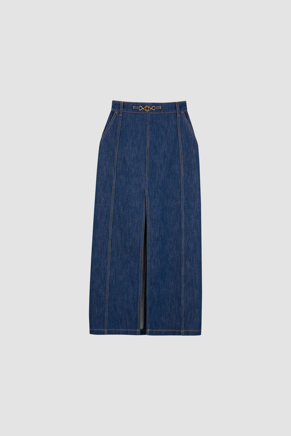 Patou - Jupe midi fendue en denim bio - Rodeo Blue - Le fendu inattendu.Jupe en denim de coton bio bleu rodéo. Taille haute. Longueur midi. Silhouette ajustée avec pinces au dos. Médaillon doré gravé Patou sur le devant. Passants de ceinture. Fente haute sur le devant. Poches latérales. Zip au dos. Patou brodé à la taille.Modèle ajusté à la taille.Le médaillon peut être enlevé.