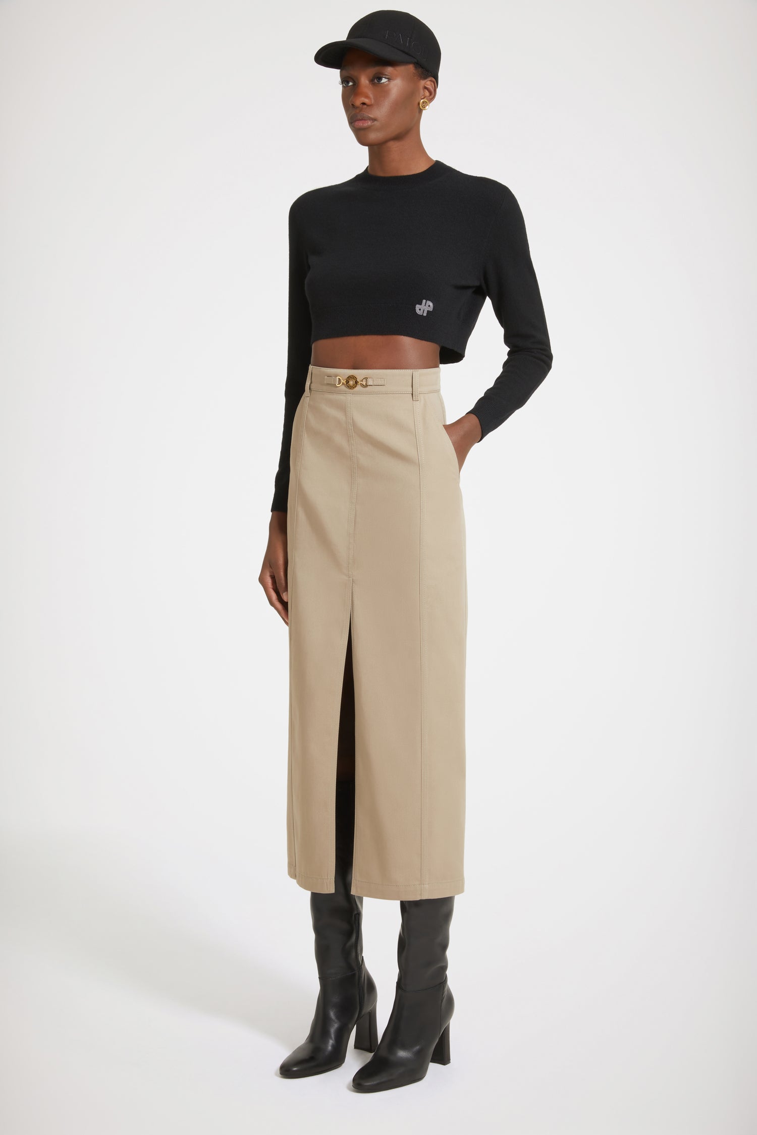 Patou - Slit midi skirt in organic cotton - Parchment - High slit, high stakes.Parchment beige organic cotton gabardine skirt. High waist. Midi length. Fitted silhouette with darts at the back. Gold-tone Patou-engraved Medallion embellishment at the front. Belt loops. High slit at the front. Pockets at the sides. Zip fastening at the back. Patou embroidery at the waist. Fully lined.Tight fit at the waist.The ornament can be removed.