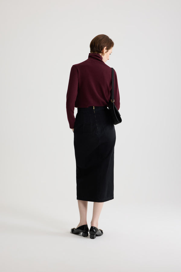 Patou - Slit midi skirt in organic cotton denim - Khol Stone - Khol Stone black organic cotton denim skirt. High waist. Midi length. Fitted silhouette with darts at the back. Removable gold-tone Patou-engraved Medallion embellishment at the front. Belt loops. High slit at the front. Pockets at the sides. Zip fastening at the back. Embroidered Patou at the waist.This style is fitted at the waist.