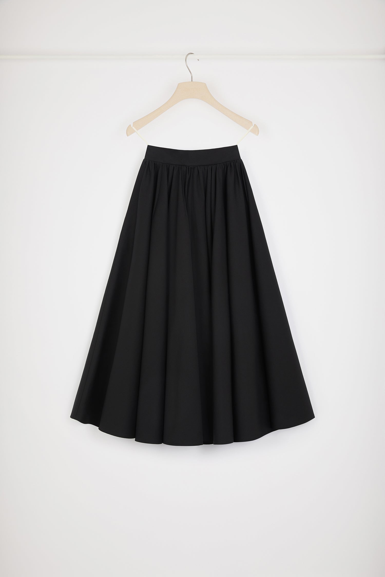 Patou - コットンギャバジン ボリューム ミディスカート - Black - パトゥの仲間に加わった新たなスカートシェイプ。ブラックカラーのコットンギャバジン製スカート。ハイウエスト。ミディ丈。フル サークルシルエット。バックにファスナー。シームポケット。フルボリュームのオーバーサイズスタイル。
