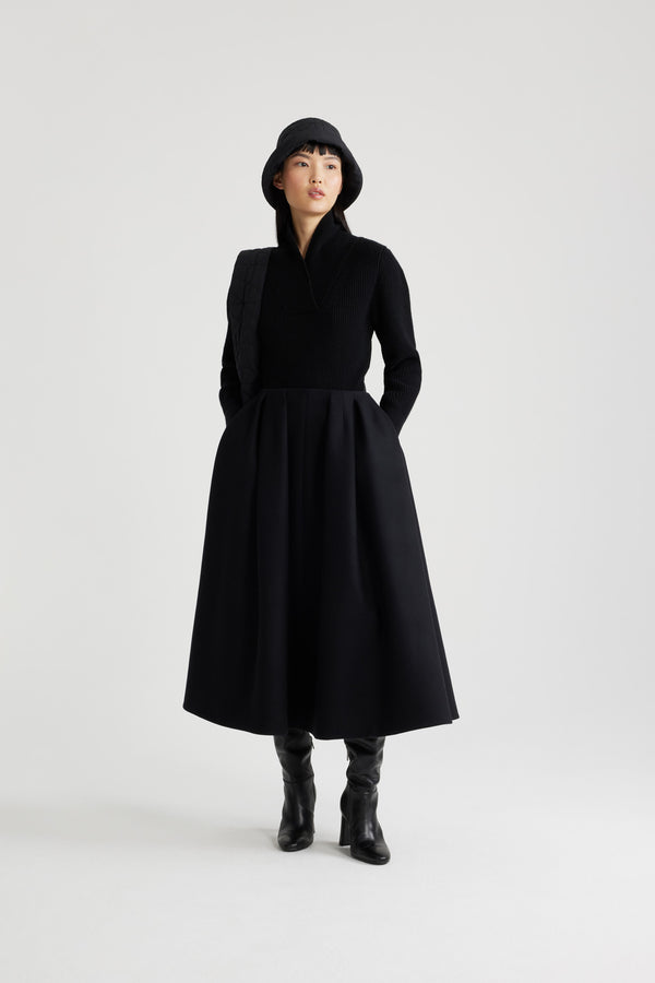 Patou - Jupe midi plissée en laine et cachemire éco-responsable - Black - Jupe en mélange de laine et cachemire éco-responsable noir. Longueur midi. Taille haute. Plis larges. Fermeture par zip au dos. Modèle doublé.