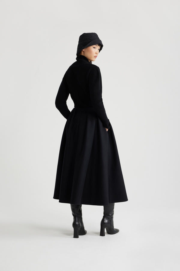 Patou - Jupe midi plissée en laine et cachemire éco-responsable - Black - Jupe en mélange de laine et cachemire éco-responsable noir. Longueur midi. Taille haute. Plis larges. Fermeture par zip au dos. Modèle doublé.