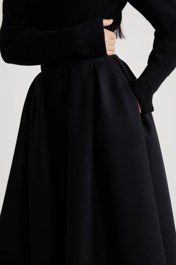Patou - Jupe midi plissée en laine et cachemire éco-responsable - Black - Jupe en mélange de laine et cachemire éco-responsable noir. Longueur midi. Taille haute. Plis larges. Fermeture par zip au dos. Modèle doublé.