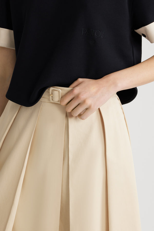 Patou - Gonna midi plissettata in cotone bio - Winter White - Gonna in gabardine di cotone bio bianco inverno. Lunghezza midi. Pieghe larghe. Cintura rimovibile. Passanti per cintura. Tasche ai lati. Chiusura con zip sul retro.