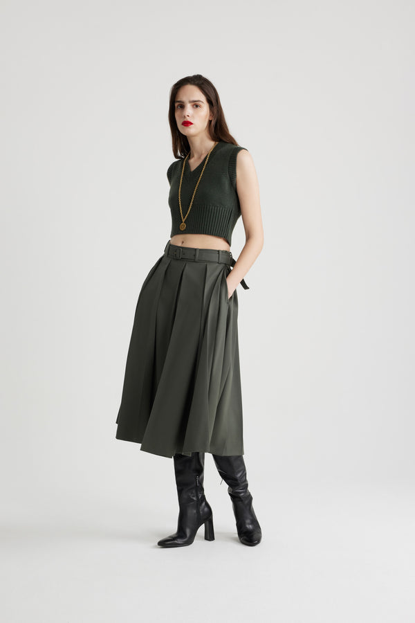 Patou - Jupe midi plissée en laine technique éco-responsable - Khaki - Jupe en sergé de laine technique éco-responsable vert kaki. Longueur midi. Plis larges. Ceinture à boucle amovible. Passants de ceinture. Poches latérales. Fermeture par zip au dos.