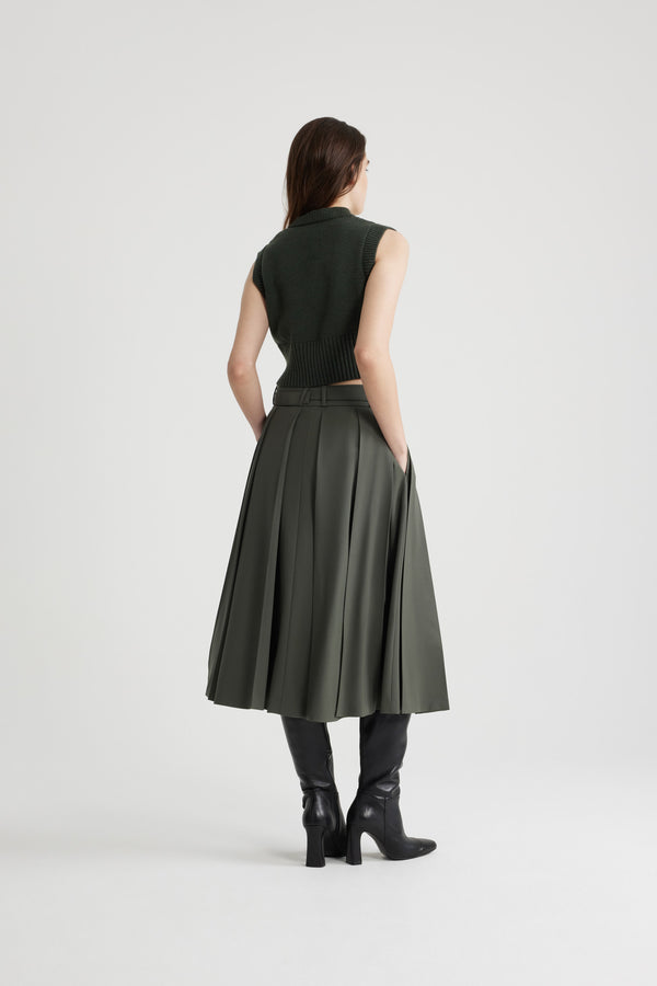 Patou - Jupe midi plissée en laine technique éco-responsable - Khaki - Jupe en sergé de laine technique éco-responsable vert kaki. Longueur midi. Plis larges. Ceinture à boucle amovible. Passants de ceinture. Poches latérales. Fermeture par zip au dos.