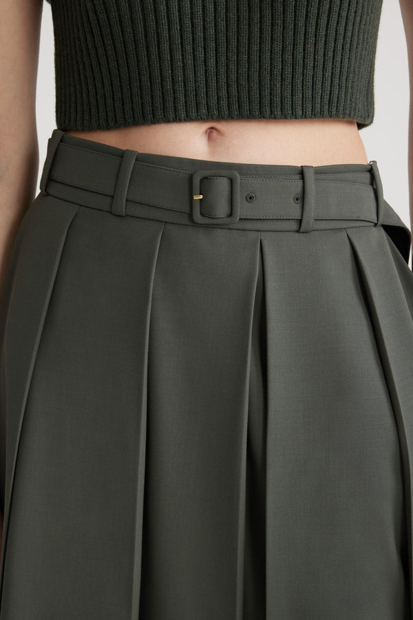 Patou - Jupe midi plissée en laine technique éco-responsable - Khaki - Jupe en sergé de laine technique éco-responsable vert kaki. Longueur midi. Plis larges. Ceinture à boucle amovible. Passants de ceinture. Poches latérales. Fermeture par zip au dos.