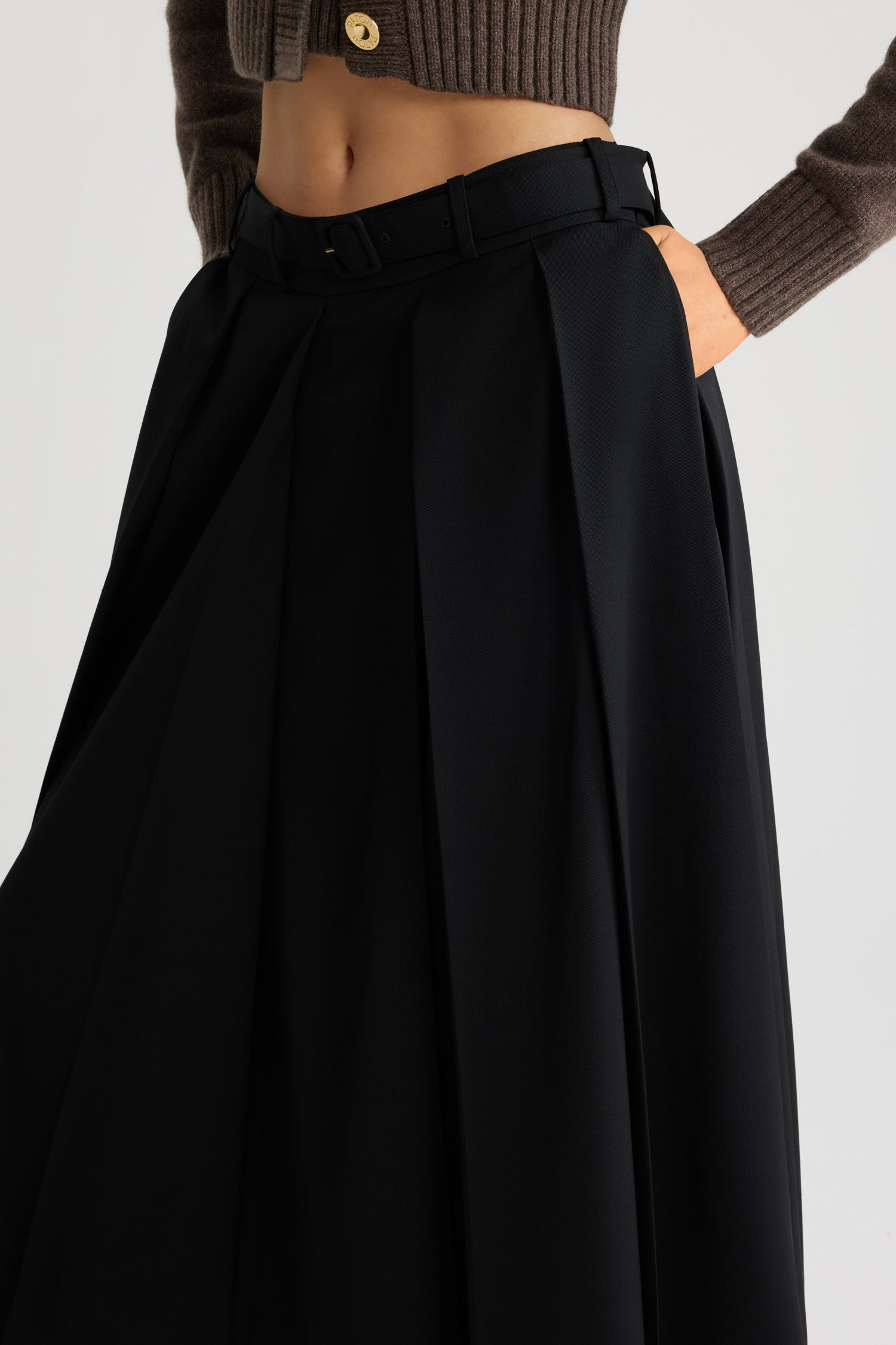 Patou - Gonna midi plissettata in lana tecnica - Black - Gonna in lana tecnica nera. Lunghezza midi. Pieghe larghe. Cintura rimovibile. Passanti per cintura. Tasche ai lati. Chiusura con zip sul retro.