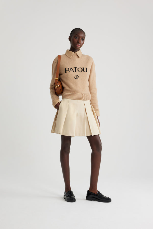 Patou - オーガニックコットン プリーツ ミニスカート - Winter White - ウィンターホワイトのオーガニックコットンギャバジン製スカート。ショート丈。ワイドなボックスプリーツ。取り外し可能なベルト、調整可能なバックル付き。ベルトループ付き。サイドにポケット。バックにファスナー。