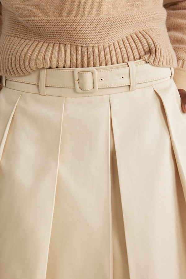 Patou - オーガニックコットン プリーツ ミニスカート - Winter White - ウィンターホワイトのオーガニックコットンギャバジン製スカート。ショート丈。ワイドなボックスプリーツ。取り外し可能なベルト、調整可能なバックル付き。ベルトループ付き。サイドにポケット。バックにファスナー。