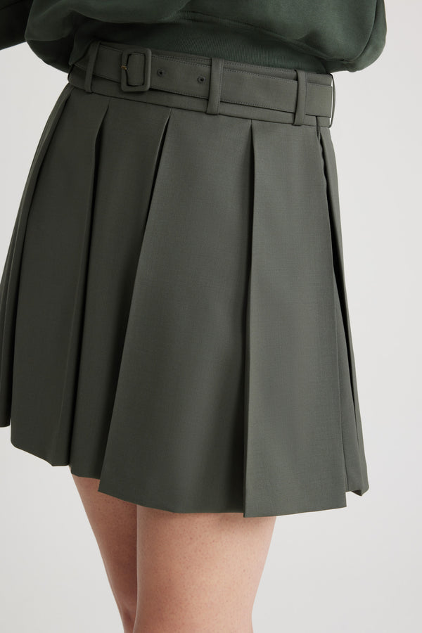 Patou - Minigonna plissettata in lana tecnica ecosostenibile - Khaki - Gonna in lana tecnica ecosostenibile verde militare. Modello corto. Pieghe larghe. Cintura rimovibile. Passanti per cintura. Tasche ai lati. Chiusura con zip sul retro.