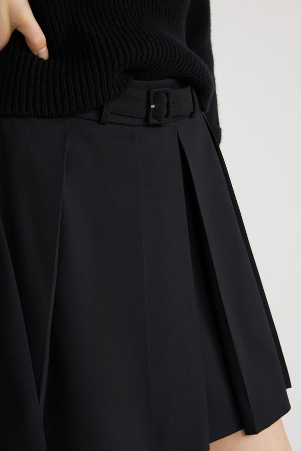 Patou - Minigonna plissettata in lana tecnica - Black - Gonna in lana tecnica nera. Modello corto. Pieghe larghe. Cintura rimovibile. Passanti per cintura. Tasche ai lati. Chiusura con zip sul retro.