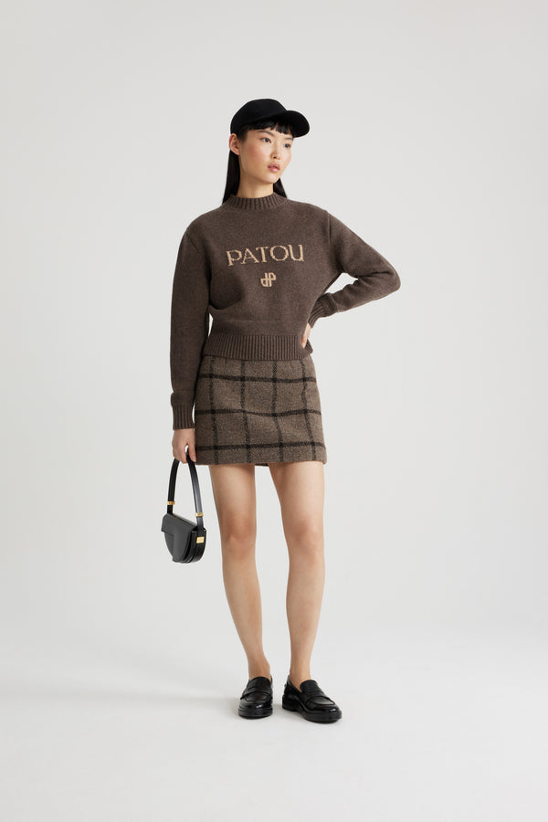 Patou - Mini jupe en mélange de laine recyclée - Gray Checkerboard - Jupe en mélange de laine recyclée gris. Modèle court. Taille haute. Fermeture par zip au dos. Pinces sur le devant et au dos. Modèle doublé.