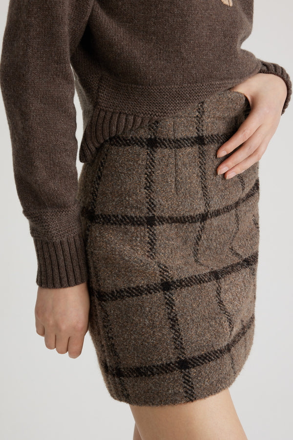 Patou - Mini jupe en mélange de laine recyclée - Gray Checkerboard - Jupe en mélange de laine recyclée gris. Modèle court. Taille haute. Fermeture par zip au dos. Pinces sur le devant et au dos. Modèle doublé.