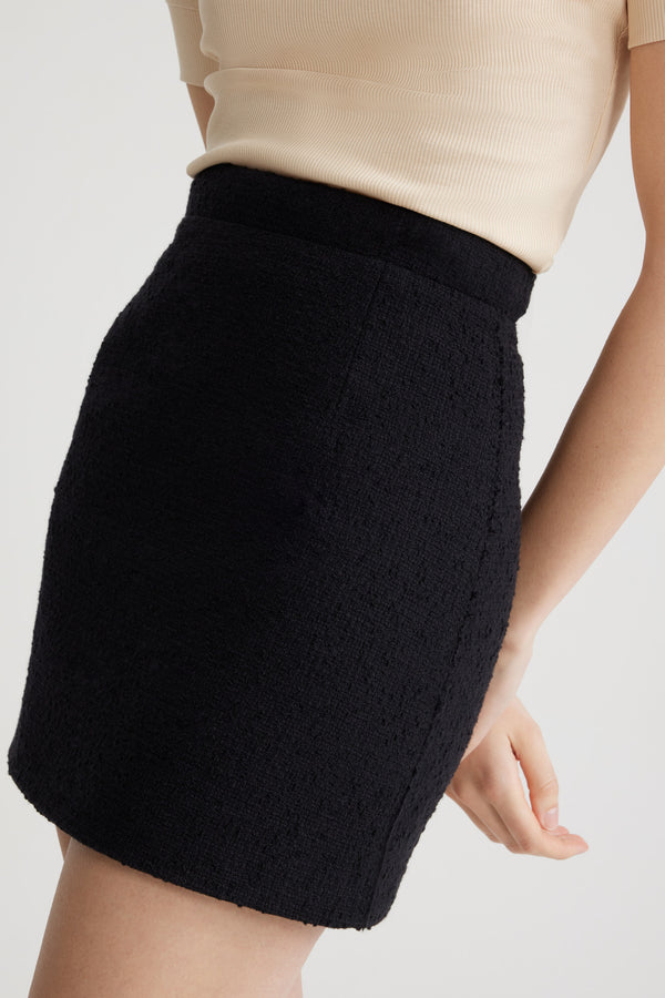 Patou - 지속 가능한 울 및 오가닉 코튼 트위드 미니 스커트 - Black - 블랙 컬러의 지속 가능한 울 및 오가닉 코튼 트위드 소재. 짧은 길이. 하이 웨이스트. 뒷면의 지퍼 여밈. 앞면과 뒷면의 다트 디테일. 가공하지 않은 헴. 안감 처리.