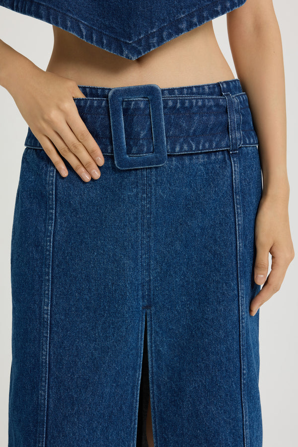 Patou - Gonna midi con cintura in denim di cotone - Ink Blue - Gonna in denim di cotone blu inchiostro. Lunghezza midi. Vita bassa. Cintura larga rimovibile. Spacco alto sul davanti. Chiusura con zip sul retro. Modello foderato.