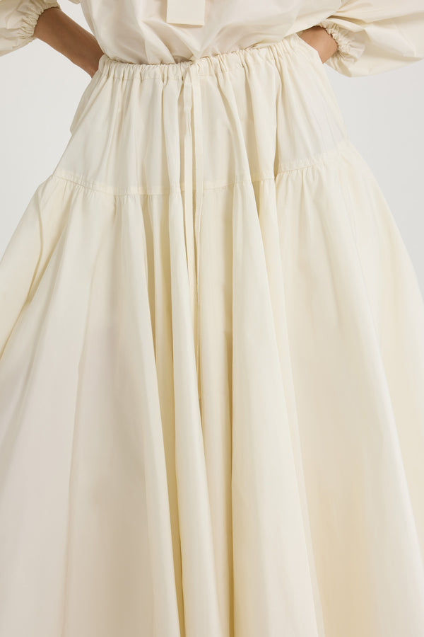 Patou - Gonna lunga voluminosa in faglia riciclato - Ivory - Gonna in faglia riciclato avorio. Lunghezza caviglia. Costruzione a balze. Vita elasticizzata con coulisse in grosgrain. Tasche ai lati.