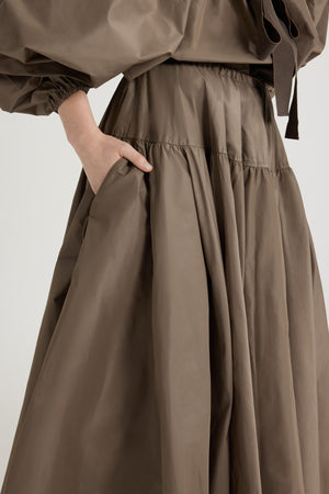 Long volume skirt in recycled faille