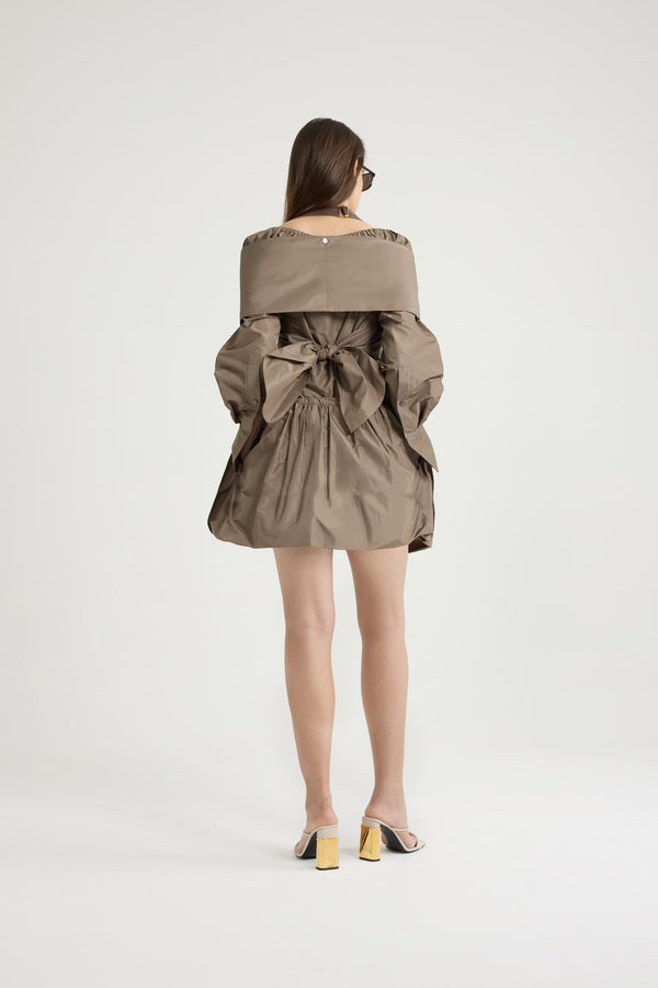 Patou - Minirock aus recycelter Faille - Mocha - Hellbrauner Rock aus recycelter Polyester-Faille. Minilänge. Elastischer Taillenbund mit Zugband aus Grosgrain. Seitentaschen.