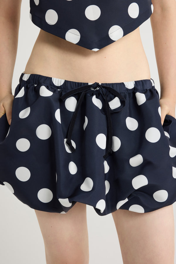 Patou - Jupe courte bouffante en ottoman imprimé recyclé - Navy Polka Dots - Jupe en ottoman recyclé. Imprimé pois. Modèle court. Taille élastiquée à coulisse en gros-grain. Poches latérales.
