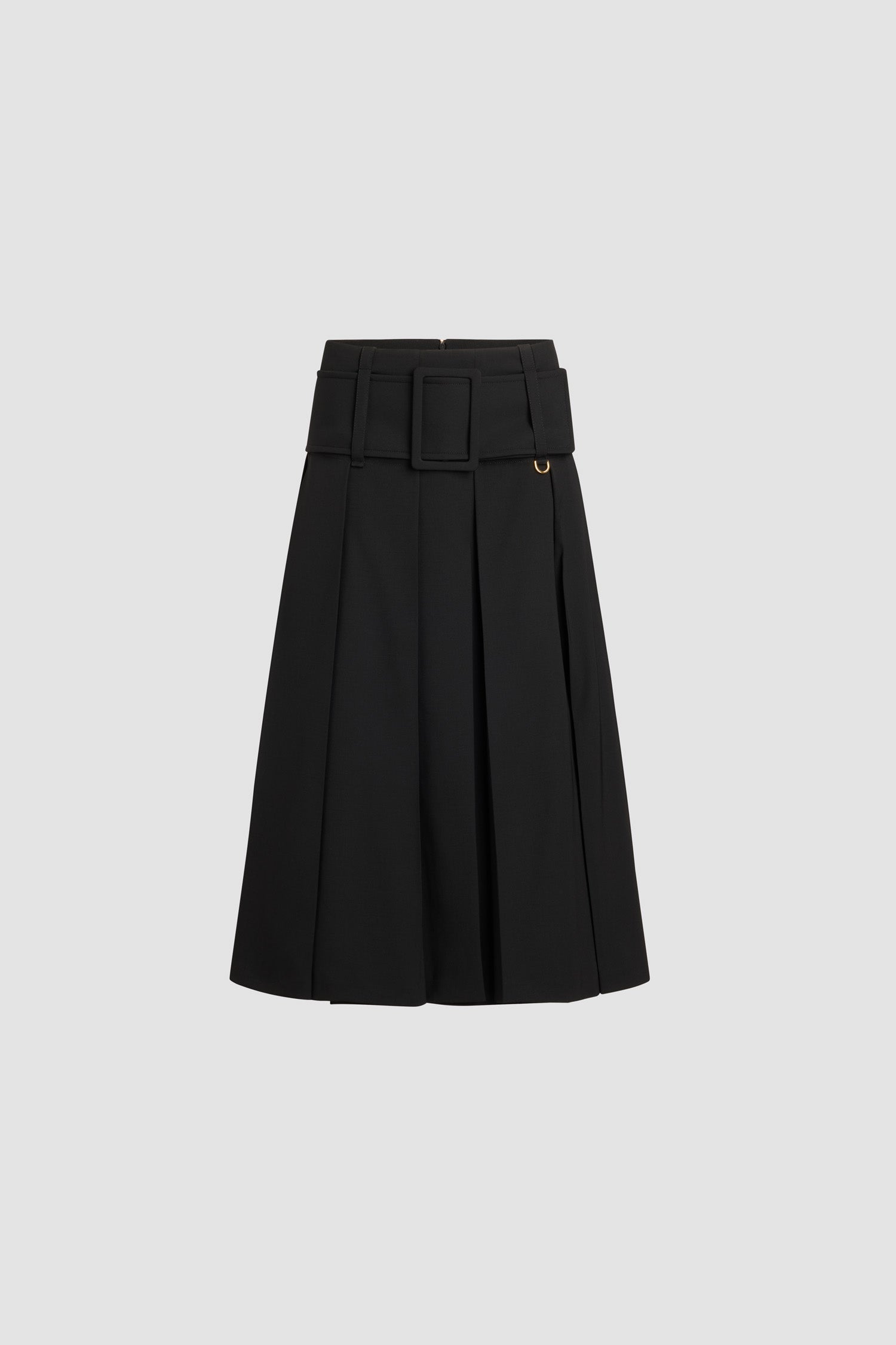 Patou - Gonna midi con cintura in lana tecnica sostenibile - Black - Gonna in twill di lana tecnica sostenibile nera. Lunghezza midi. Vita media. Ampie pieghe a cannone. Chiusura con zip sul retro. Ampia cintura in tessuto con fibbia rivestita in tessuto e D-ring oro. Modello foderato.