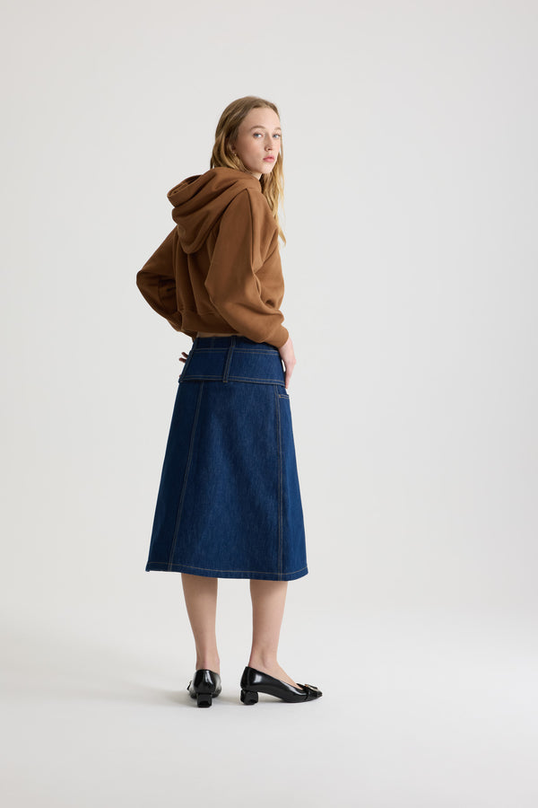 Patou - Gonna midi con cintura e zip sul davanti in denim di cotone - Rodeo Blue - Gonna in denim di cotone Rodeo Blue. Lunghezza midi. Vita bassa. Chiusura con zip oro a doppio cursore sul davanti. Cintura ampia in tessuto sui fianchi con fibbia rivestita in tessuto e D-ring oro. Tasche basse sul davanti.