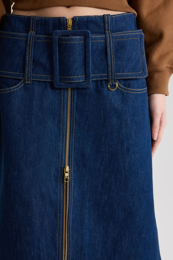 Patou - Gonna midi con cintura e zip sul davanti in denim di cotone - Rodeo Blue - Gonna in denim di cotone Rodeo Blue. Lunghezza midi. Vita bassa. Chiusura con zip oro a doppio cursore sul davanti. Cintura ampia in tessuto sui fianchi con fibbia rivestita in tessuto e D-ring oro. Tasche basse sul davanti.