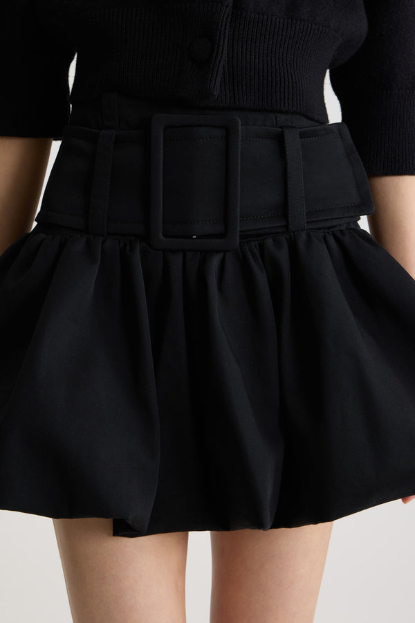 Patou - Mini-Ballonrock mit Gürtel aus Bio-Baumwollgabardine - Black - Rock aus Bio-Baumwollgabardine in Schwarz. Kurz geschnitten. Niedrige Leibhöhe. Voluminöse Silhouette, die aufgeplustert werden kann. Breiter Stoffgürtel mit stoffbezogener Schließe. Reißverschluss hinten.