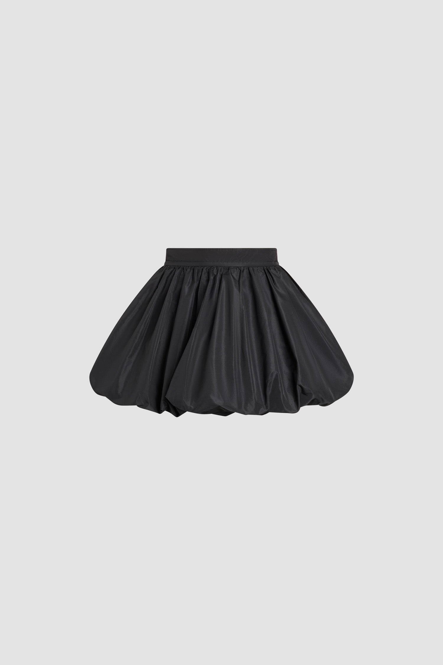 Patou - Jupe boule courte en faille recyclée - Black - Jupe en faille de polyester recyclé noire. Modèle court. Silhouette très volumineuse pouvant être rendue plus bouffante. Taille haute. Fermeture par zip. Poches latérales.