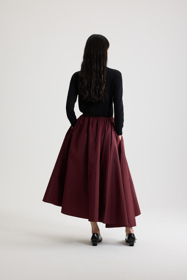 Patou - リサイクルファイユ アシンメトリー ミディスカート - Vignola - ヴィニョーラマルーンのリサイクルポリエステルファイユ製スカート。ミディ丈。ミッドウエスト。片側にプリーツ入りのアシンメトリーなシルエット。伸縮性があるウエスト。