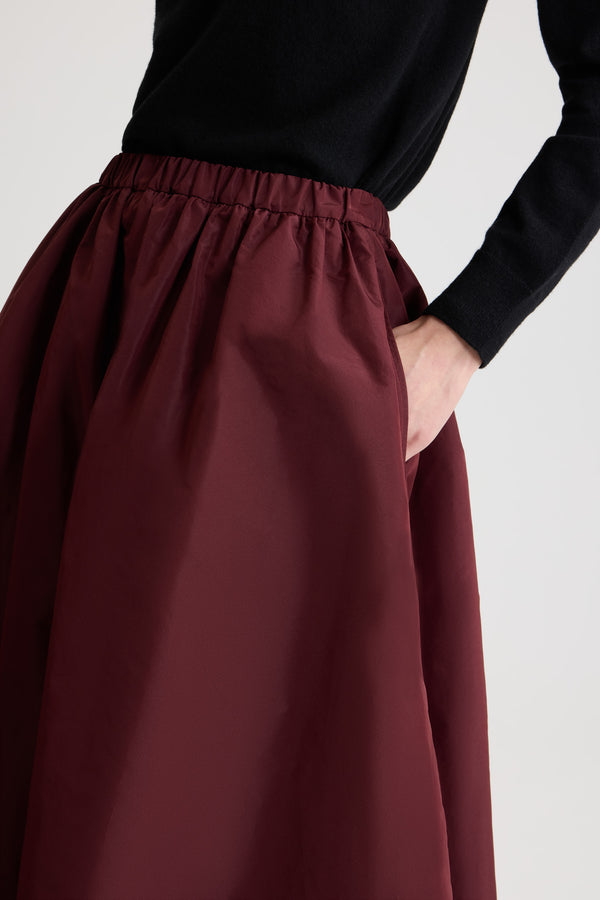 Patou - リサイクルファイユ アシンメトリー ミディスカート - Vignola - ヴィニョーラマルーンのリサイクルポリエステルファイユ製スカート。ミディ丈。ミッドウエスト。片側にプリーツ入りのアシンメトリーなシルエット。伸縮性があるウエスト。