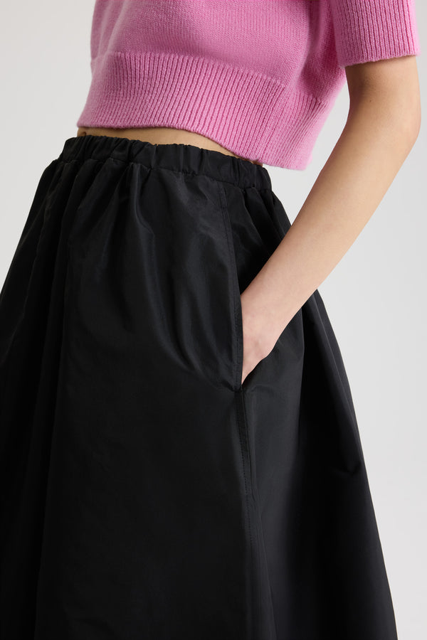 Patou - リサイクルファイユ アシンメトリー ミディスカート - Black - ブラックのリサイクルポリエステルファイユ製スカート。ミディ丈。ミッドウエスト。片側にプリーツ入りのアシンメトリーなシルエット。伸縮性があるウエスト。