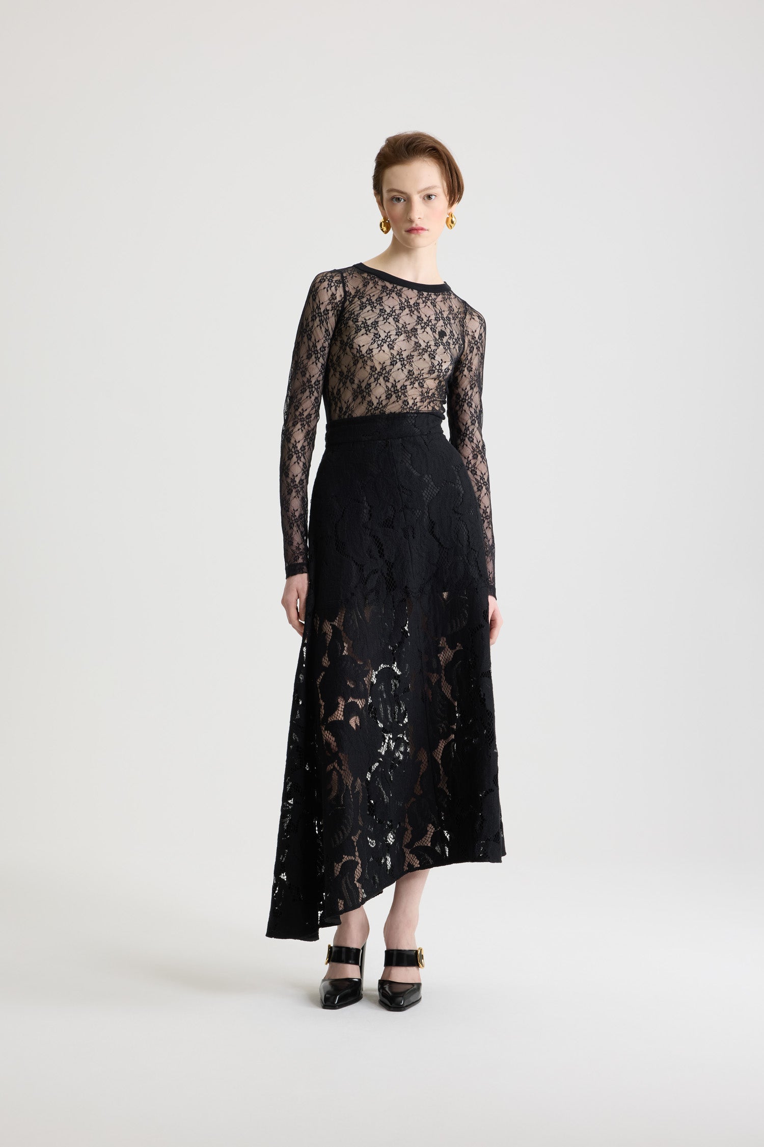 Patou - Gonna midi asimmetrica in pizzo in misto cotone bio - Black - Gonna in pizzo in misto cotone bio nero. Lunghezza midi. Vita media. Silhouette asimmetrica con plissettatura su un lato. Chiusura con zip sul retro. Fodera parziale.
