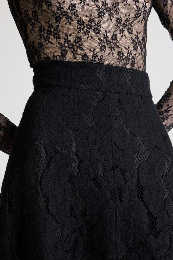 Patou - オーガニックコットンブレンド レース アシンメトリーミディスカート - Black - ブラックのオーガニックコットン混紡レーススカート。ミディ丈。ミッドウエスト。片側にプリーツ入りのアシンメトリーなシルエット。バックにファスナー。部分的に裏地付き。