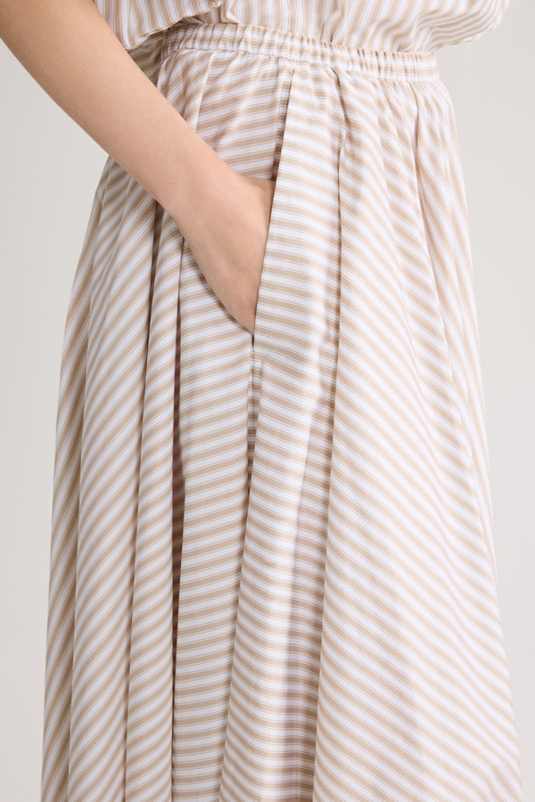 Patou - ストライプ リサイクルファイユ ゴムウエスト ミディスカート - Dolce Coffee Stripes - ベージュ＆ブラウンカラーのコントラストストライプ入り リサイクルファイユ製 ゴムウエスト ミディ丈スカート。ミディ丈。