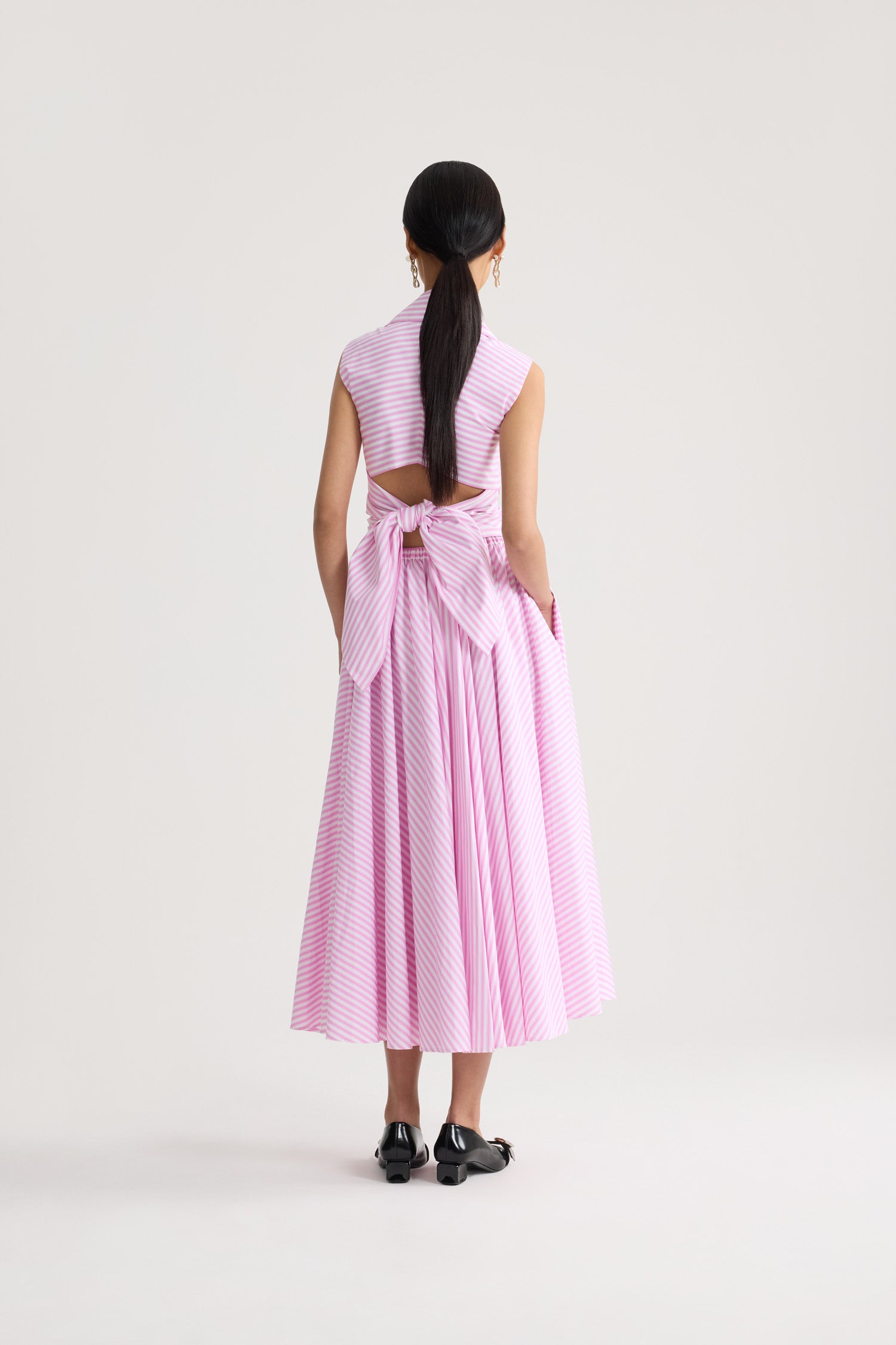 Patou - Gonna midi con vita elasticizzata a righe in faille riciclata - Bougainvillea Stripes - Gonna midi con vita elasticizzata a righe rosa e bianche in faille riciclata. Lunghezza midi.