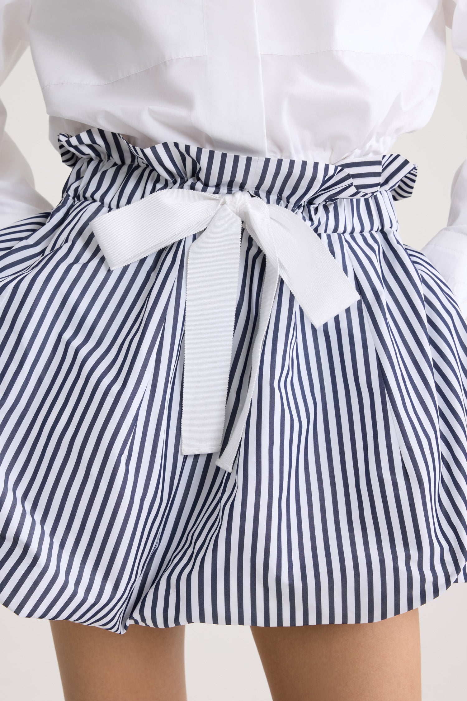 Patou - Gonna bloomer in faille riciclata - Offshore Stripes - Gonna bloomer a righe blu e bianche in faille riciclata. Coulisse in vita.