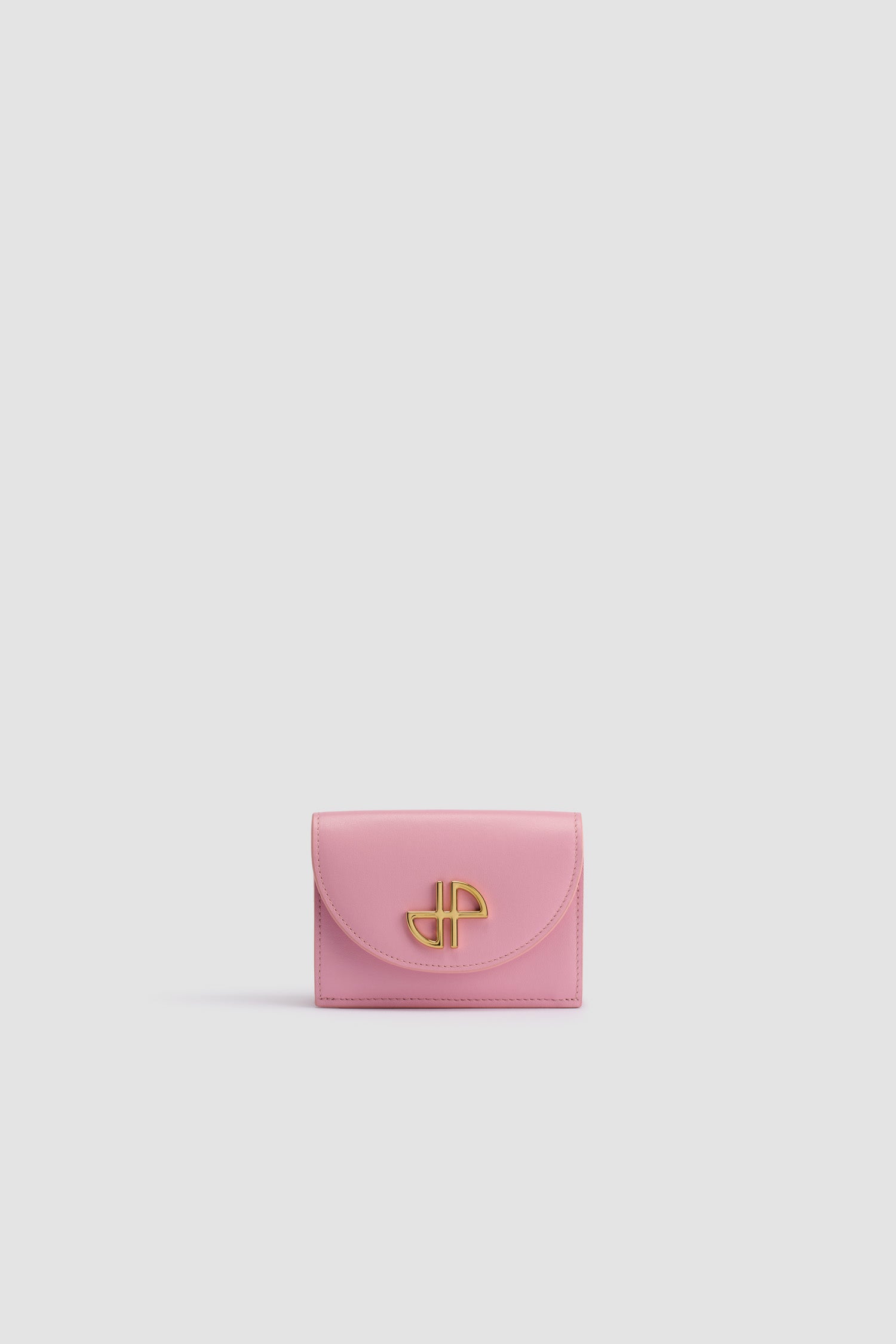 Patou - JP Portemonnaie aus Leder - Rosebloom Pink - Lederportemonnaie in Rosebloom Pink. Goldfarbenes JP vorne. Druckknopfverschluss. Mehrere Kartenfächer, ein großes Geldscheinfach. JP Cut-Out und goldfarbene Patou-Prägung innen.