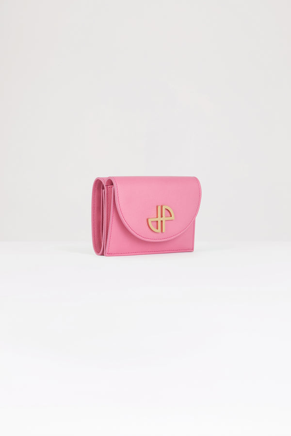 Patou - Portafoglio JP in pelle - Pink - L&#39;accessorio da inserire in ogni borsa.Portafoglio in pelle rosa. JP oro sul davanti. Chiusura con bottone a pressione. Slot portacarte e tasche multipli, tasca par banconote. Ritagli JP e Patou oro all&#39;interno.