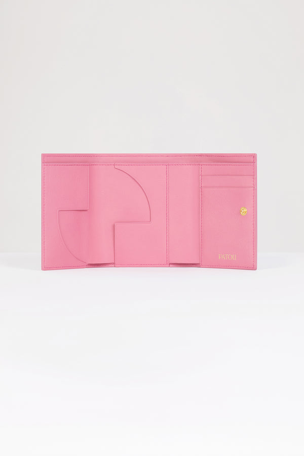 Patou - Portafoglio JP in pelle - Pink - L&#39;accessorio da inserire in ogni borsa.Portafoglio in pelle rosa. JP oro sul davanti. Chiusura con bottone a pressione. Slot portacarte e tasche multipli, tasca par banconote. Ritagli JP e Patou oro all&#39;interno.