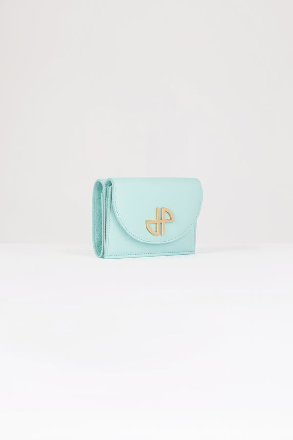 Patou - 가죽 JP 지갑 - Mint Green - 나만의 소지품에 파투 감성을 더해 보세요.민트 그린 컬러의 가죽 소재. 사용되지 않은 가죽 하이드로 만든 특수 소재만을 사용하여 제작된 백. 앞면의 골드 톤 JP. 스냅 버튼 잠금. 여러 개의 카드 슬롯과 포켓, 라지 지폐 포켓 1개. 내부에 JP 컷아웃과 골드 Patou 엠보싱.