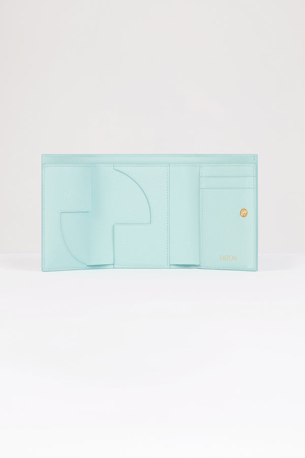 Patou - 가죽 JP 지갑 - Mint Green - 나만의 소지품에 파투 감성을 더해 보세요.민트 그린 컬러의 가죽 소재. 사용되지 않은 가죽 하이드로 만든 특수 소재만을 사용하여 제작된 백. 앞면의 골드 톤 JP. 스냅 버튼 잠금. 여러 개의 카드 슬롯과 포켓, 라지 지폐 포켓 1개. 내부에 JP 컷아웃과 골드 Patou 엠보싱.