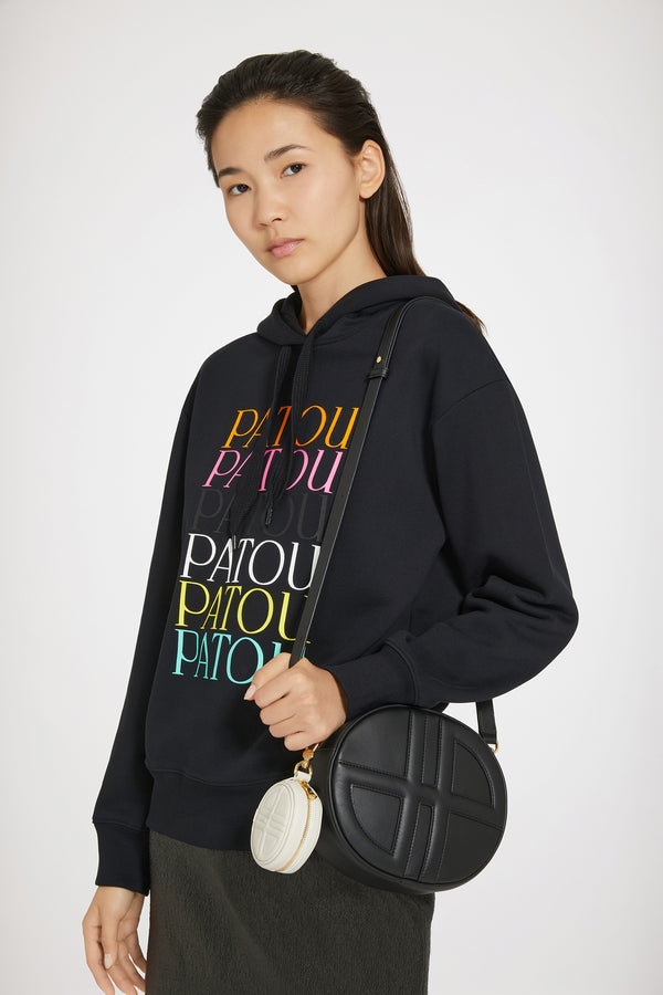 Patou - 가죽 미니 JP 파우치 - Natural - 파투의 귀여운 매력을 느껴보세요.내추럴 화이트 컬러의 가죽 소재. 사용되지 않은 가죽 하이드로 만든 특수 소재만을 사용하여 제작된 백. 백 참으로 활용 가능. 폼 패딩 3D JP 모노그램이 돋보이는 앞면의 오벌 쉐입. 뒷면의 Patou 엠보싱. 지퍼 여밈. 골드 톤 후크. 무선 이어폰 수납이 가능한 제품.